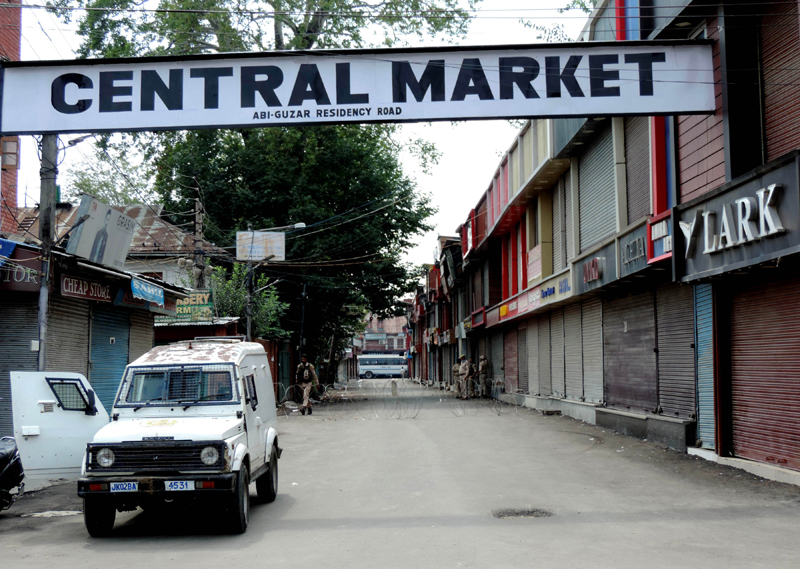 Security personnel guard Srinagar roads to prevent Muharram procession on Sunday
