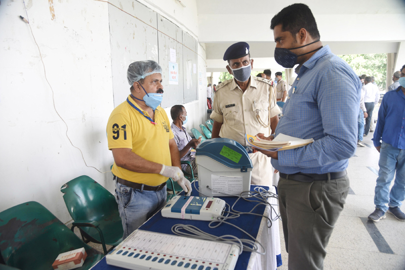 Patna: An election officer giving teach for operate Electronic Voting Machine