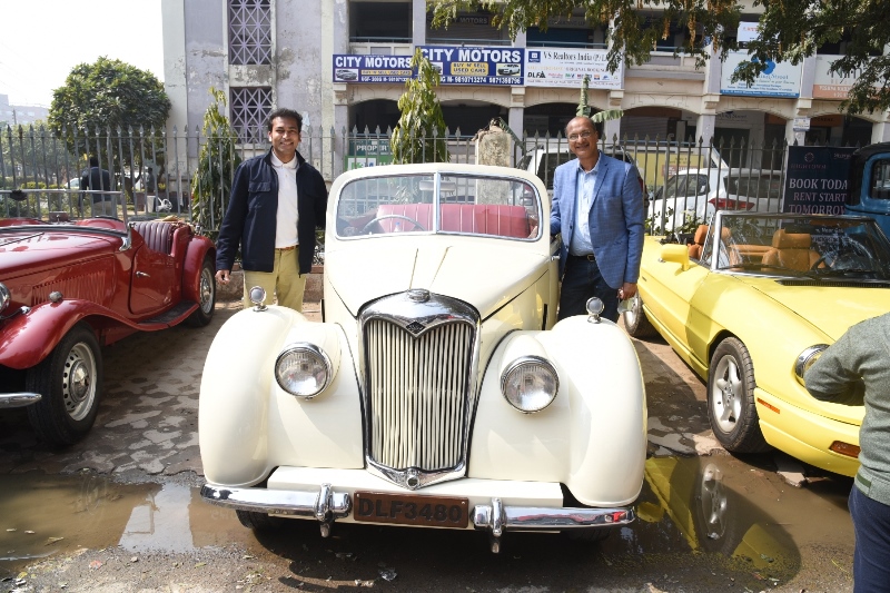 Gurugram keeps Valentines date with vintage cars while spreading vaccination awareness