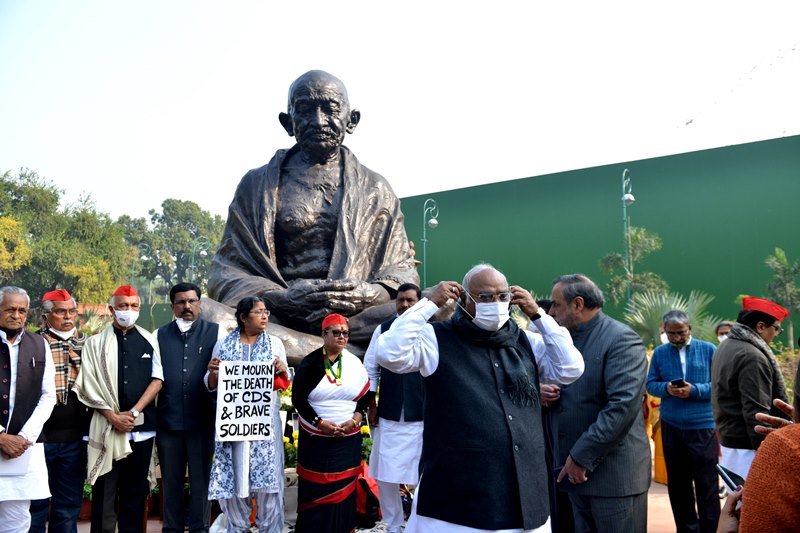 Opposition mourns death of CDS Bipin Rawat and others in chopper crash