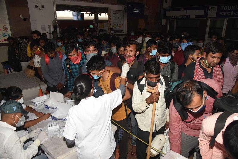 Migrants arriving from Pune queue at Patna station for Covid test