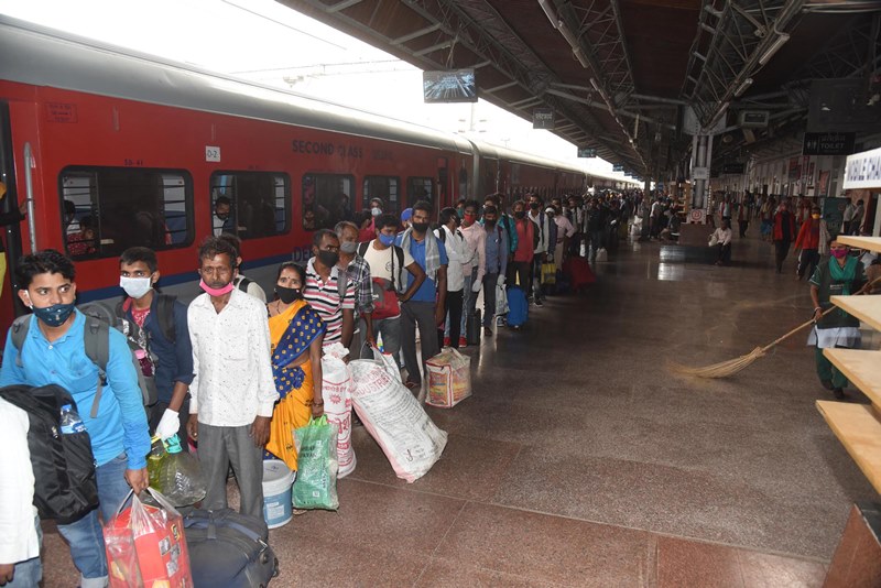 Migrants arriving from Pune queue at Patna station for Covid test