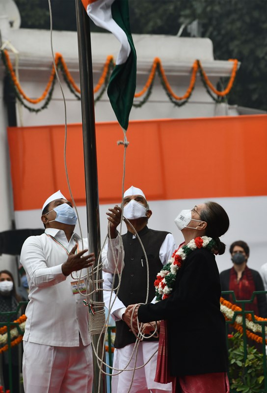 Sonia Gandhi hoisting Congress flag on 137th foundation day