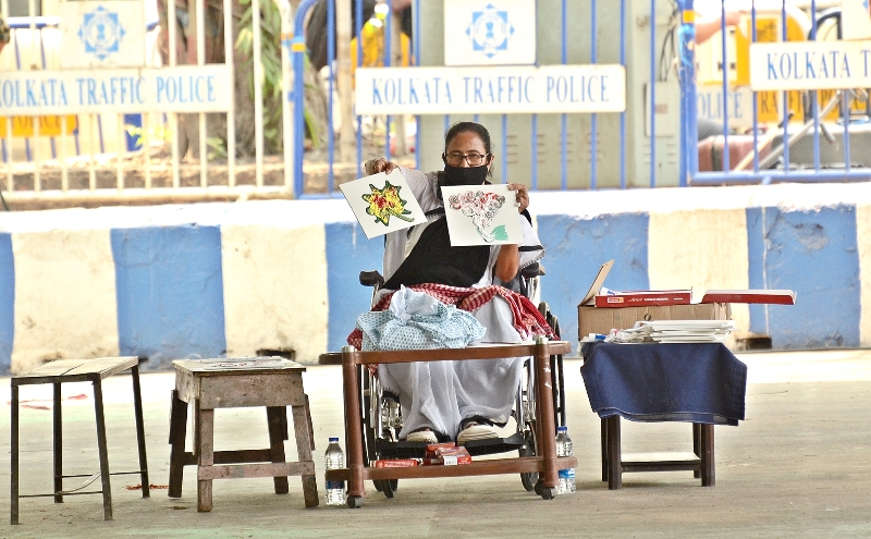 Mamata Banerjee holds dharna in Kolkata protesting EC ban on her poll campaign