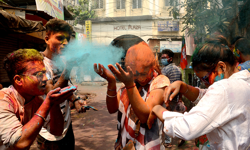 Kolkata soaks into Holi celebrations amid fears of coronavirus