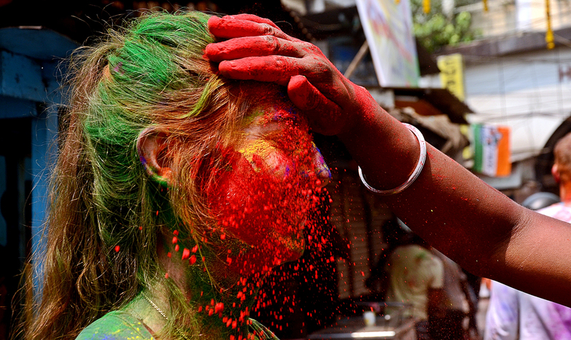 Kolkata soaks into Holi celebrations amid fears of coronavirus