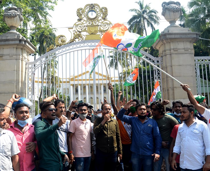 TMC activists protest in front of Rajbhavan after arrest of party leaders