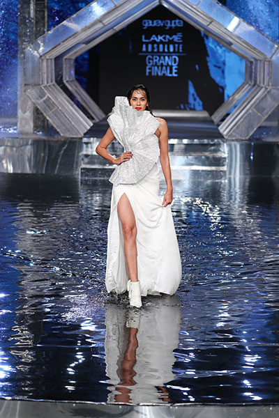 Lakme Fashion Week: Kareena Kapoor Khan scorches the ramp