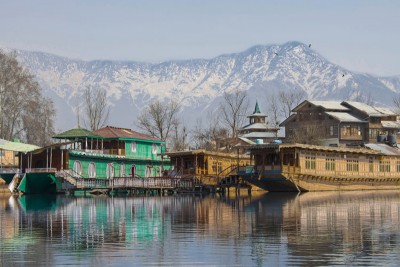 Jammu and Kashmir: Dir Tourism reviews issues confronting tourism sector with stakeholders