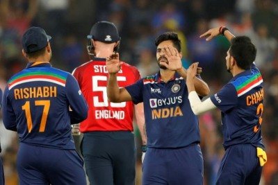 Indian bowlers restrict England to 164/6 in second T20