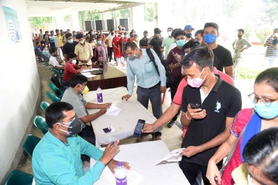 COVID-19: India's daily positivity rate stands at 2.61 percent, active caseload delines