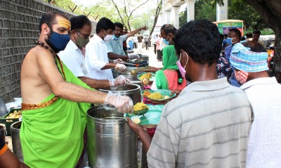 Marakatha Sri Laxmi Ganapati Annaprasadam Trust distributing Annaprasada
