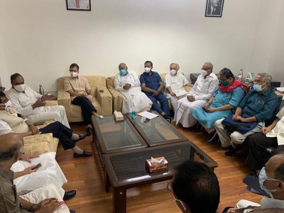 Opposition leaders hold strategy meeting in Delhi, to join protesting farmers at Jantar Mantar