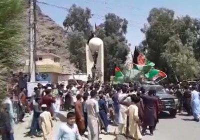 Taliban tries to stop Afghans from flying national flag on Independence day