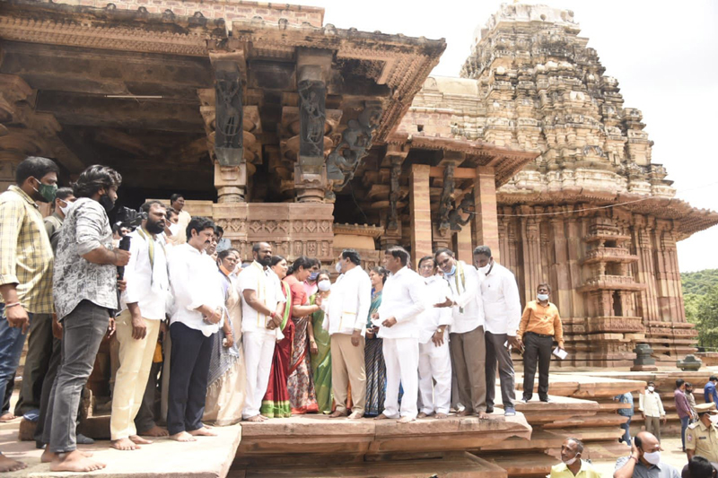 Telangana Sports Minister V Srinivas Goud offer prayer at Ramappa Temple in Mulugu District