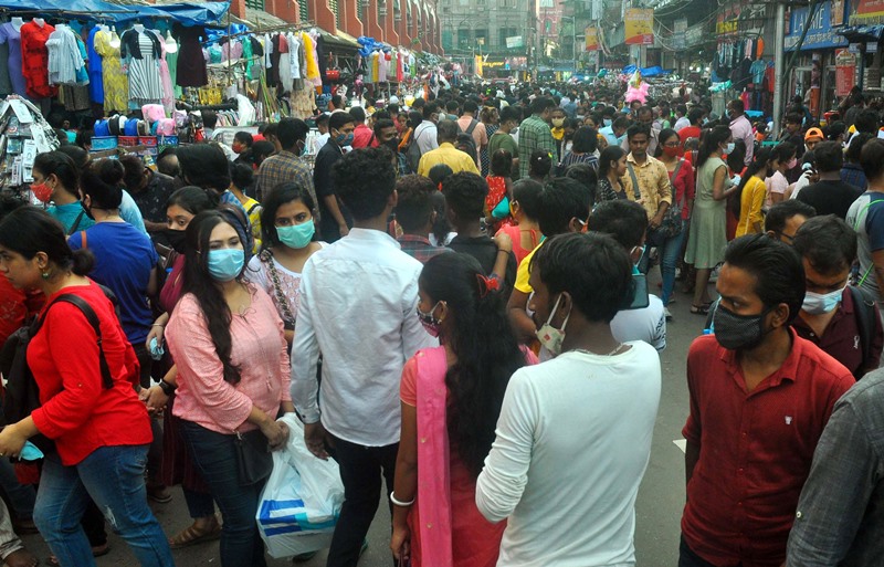 Puja shopping reaches its peak in Kolkata as markets and malls witness heavy crowd