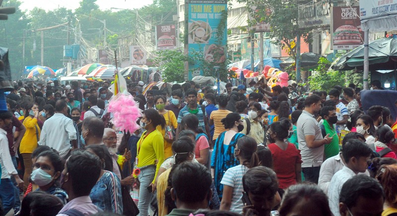 Puja shopping reaches its peak in Kolkata as markets and malls witness heavy crowd