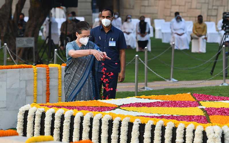 Gandhis pay tribute to Mahatma Gandhi