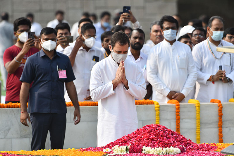 Gandhis pay tribute to Mahatma Gandhi