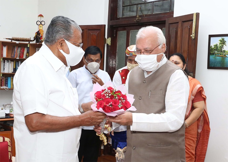 Kerala Chief Minister Pinarayi Vijayan receiving bouquet from Kerala Governor Arif Mohammed Khan
