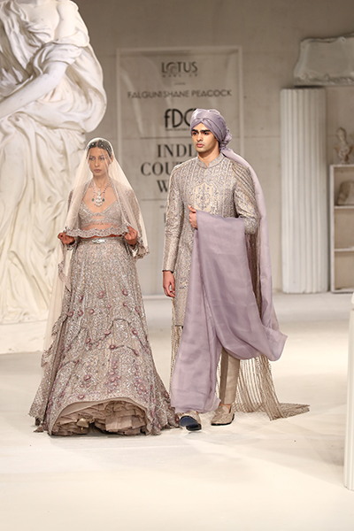 Sara Ali Khan dazzles FDCI India Couture Week 2022 ramp