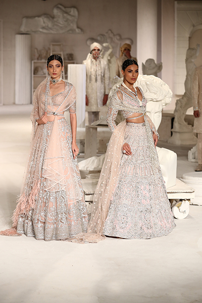 Sara Ali Khan dazzles FDCI India Couture Week 2022 ramp