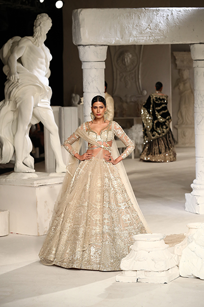 Sara Ali Khan dazzles FDCI India Couture Week 2022 ramp