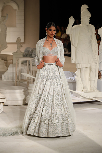 Sara Ali Khan dazzles FDCI India Couture Week 2022 ramp