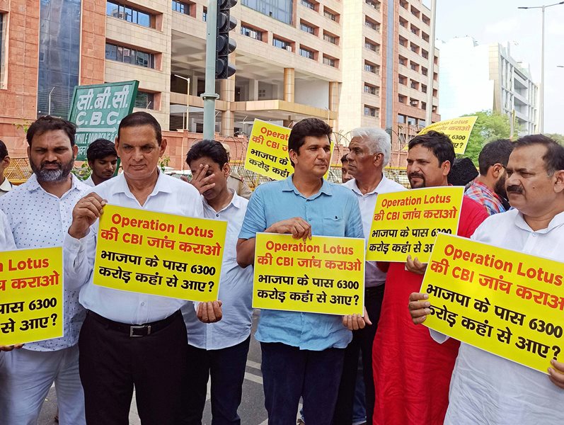 AAP MLAs protest against CBI raids on Manish Sisodia's house