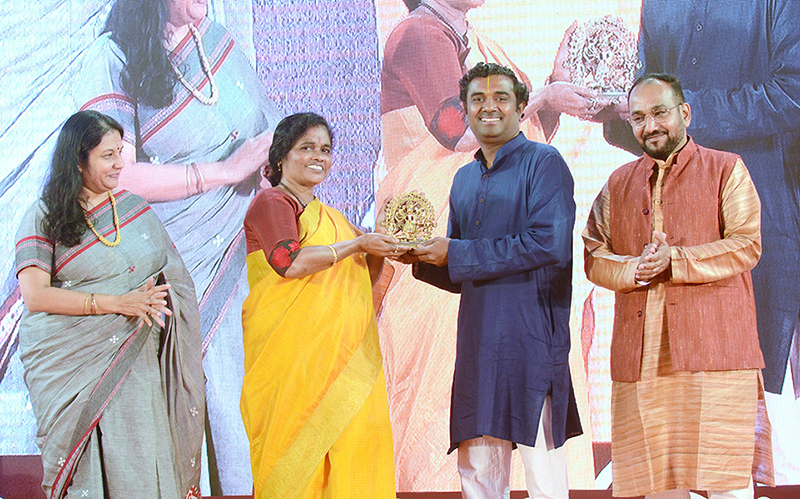 In images: Mimi Chakraborty unveils Tanishq's pujo collection