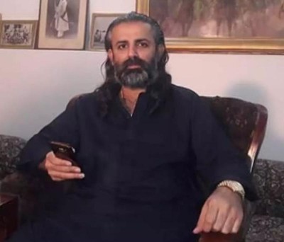 Pakistan: Imran Khan's aide quits cabinet, joins opposition