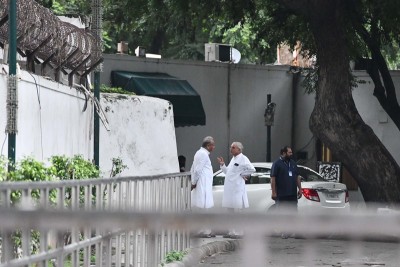 Ashok Gehlot interacts with Pawan Bansal after leaving Sonia Gandhi's residence