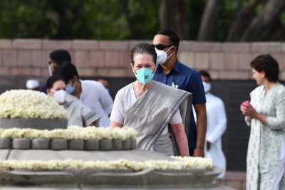 Sonia Gandhi pays tributes on Rajiv Gandhi’s death anniversary