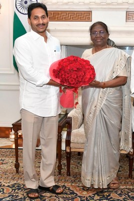 YS Jagan Mohan Reddy meets President Droupadi Murmu in Delhi