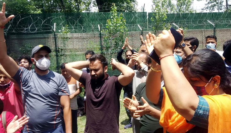 Srinagar: Kashmiri Pandits protest killing of Hindu teacher in J&K's Kulgam
