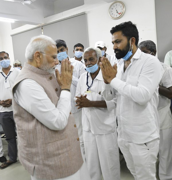 PM Modi meets victims of Morbi mishap