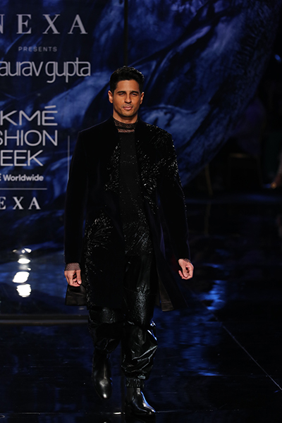 LFW: Sidharth Malhotra sets ramp on fire