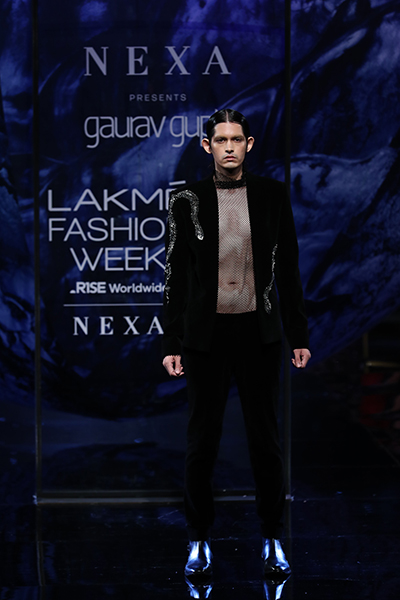 LFW: Sidharth Malhotra sets ramp on fire