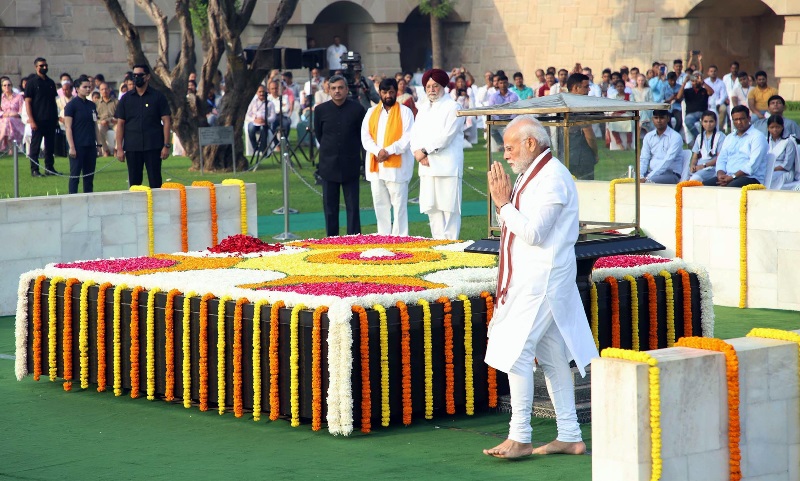 Prez Droupadi Murmu, PM Modi pay tribute to Mahatma Gandhi on his birth anniversary