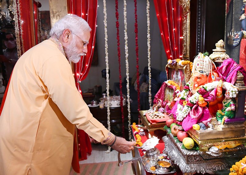 PM Modi participates in Ganesh Chaturthi