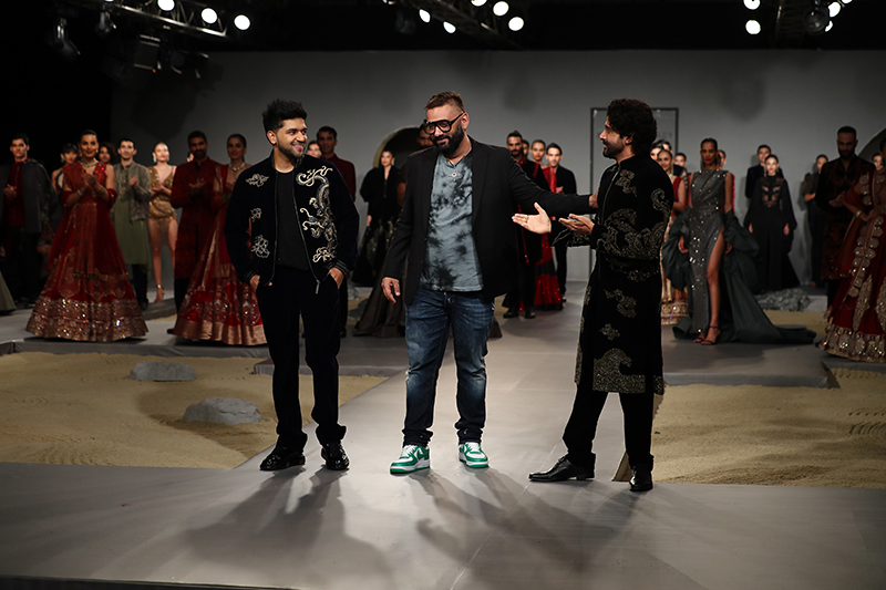 Farhan Akhtar, Guru Randhawa set FDCI India Couture Week floor on fire