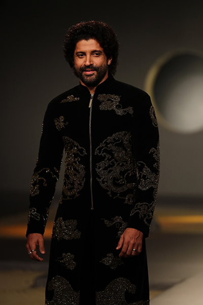 Farhan Akhtar, Guru Randhawa set FDCI India Couture Week floor on fire