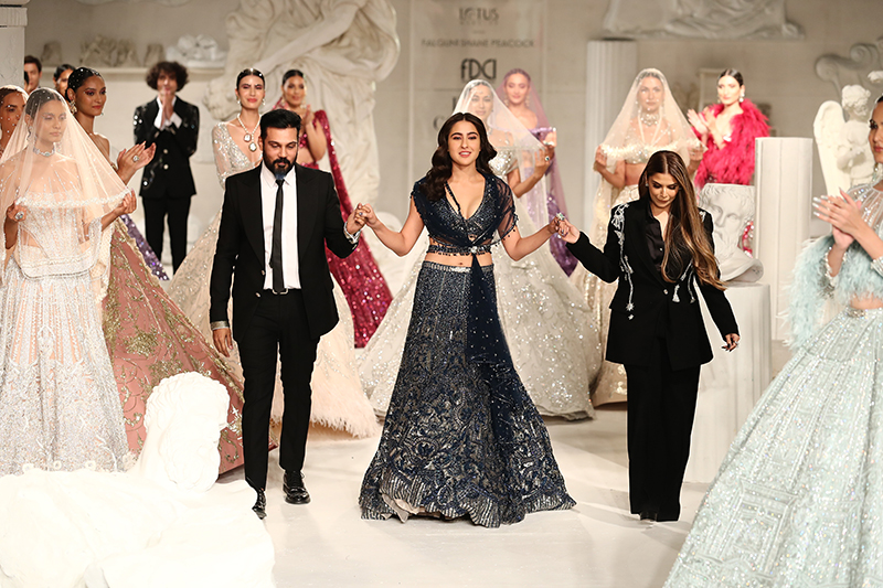 Sara Ali Khan dazzles FDCI India Couture Week 2022 ramp