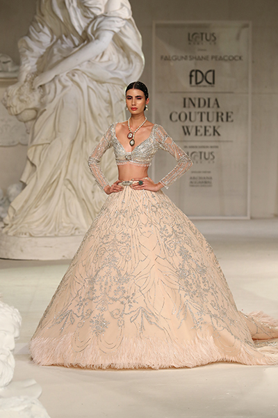 Sara Ali Khan dazzles FDCI India Couture Week 2022 ramp