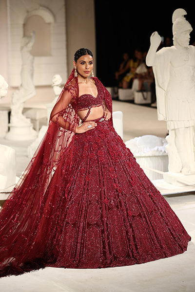 Sara Ali Khan dazzles FDCI India Couture Week 2022 ramp