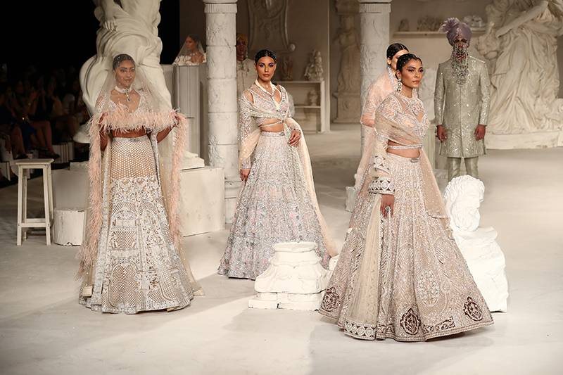 Sara Ali Khan dazzles FDCI India Couture Week 2022 ramp