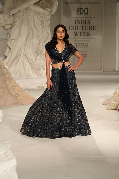 Sara Ali Khan dazzles FDCI India Couture Week 2022 ramp