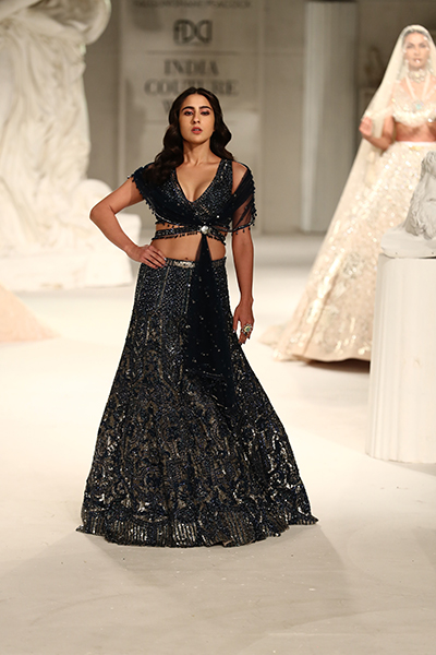 Sara Ali Khan dazzles FDCI India Couture Week 2022 ramp