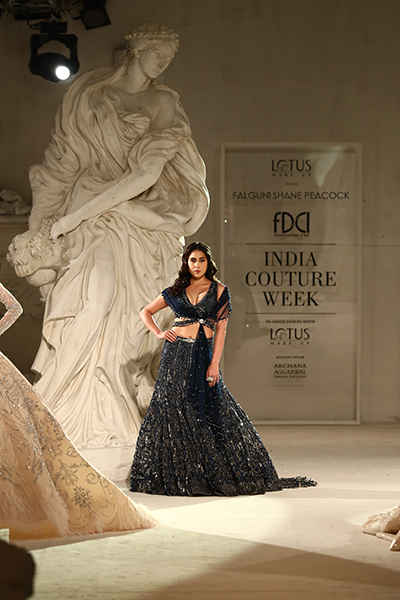 Sara Ali Khan dazzles FDCI India Couture Week 2022 ramp