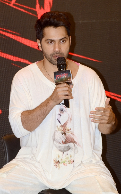 A day out for Varun Dhawan, Kriti Sanon in Kolkata for Bhediya